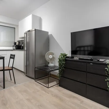 Brandnew Tranquil With Free Parking Apartment *