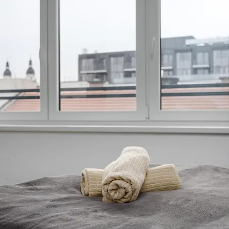 Brandnew Tranquil With Free Parking Apartment *